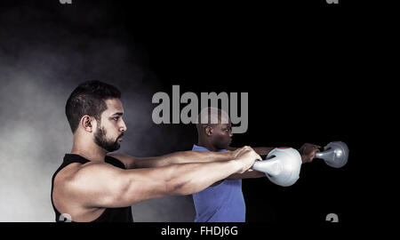 Zusammengesetztes Bild starke Freunde heben Kettlebells zusammen Stockfoto