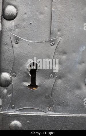 alten Stil gepanzerte Metallwand mit Schlüsselloch closeup Stockfoto