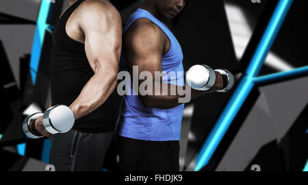 Zusammengesetztes Bild starke Freunde posieren mit Hanteln Stockfoto