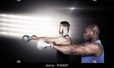 Zusammengesetztes Bild starke Freunde heben Kettlebells zusammen Stockfoto