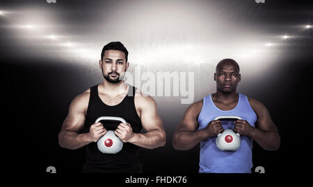 Zusammengesetztes Bild starke Freunde heben Kettlebells zusammen Stockfoto