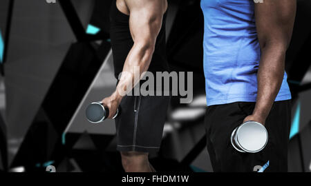 Zusammengesetztes Bild starke Freunde posieren mit Hanteln Stockfoto