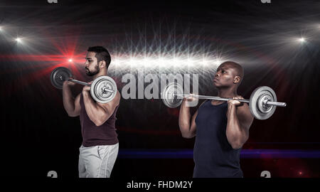 Zusammengesetztes Bild von zwei muskulöse Männer Hantel heben Stockfoto