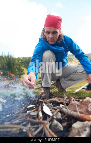 Wandern Mann versuchen, Feuer Stockfoto