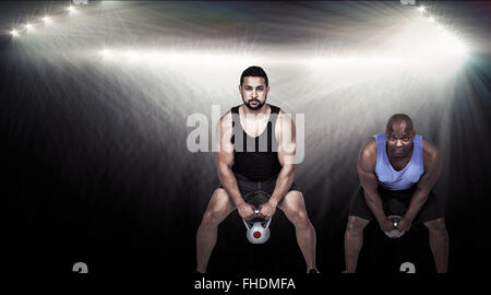 Zusammengesetztes Bild starke Freunde heben Kettlebells zusammen Stockfoto