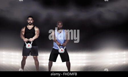 Zusammengesetztes Bild starke Freunde heben Kettlebells zusammen Stockfoto