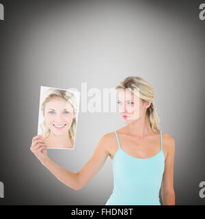 Zusammengesetztes Bild der Frau zeigt Bild von sich selbst Stockfoto