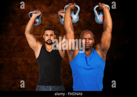 Zusammengesetztes Bild starke Freunde heben Kettlebells zusammen Stockfoto