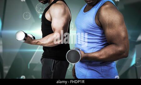 Zusammengesetztes Bild starke Freunde posieren mit Hanteln Stockfoto