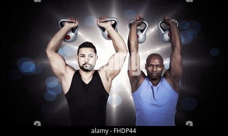 Zusammengesetztes Bild starke Freunde heben Kettlebells zusammen Stockfoto