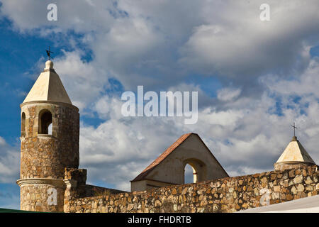 Das Kloster aus dem 16. Jahrhundert und die Basilika von CUILAPAN wurde das ehemalige Kloster von Santiago Apostol - CUILAPAN DE GUERRERO, Mexiko-ne Stockfoto