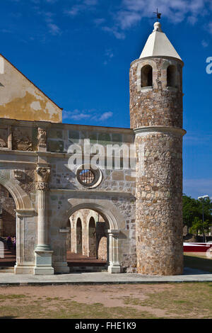 Das Kloster aus dem 16. Jahrhundert und die Basilika von CUILAPAN wurde das ehemalige Kloster von Santiago Apostol - CUILAPAN DE GUERRERO, Mexiko-ne Stockfoto