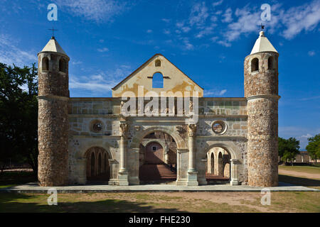 Das Kloster aus dem 16. Jahrhundert und die Basilika von CUILAPAN wurde das ehemalige Kloster von Santiago Apostol - CUILAPAN DE GUERRERO, Mexiko-ne Stockfoto