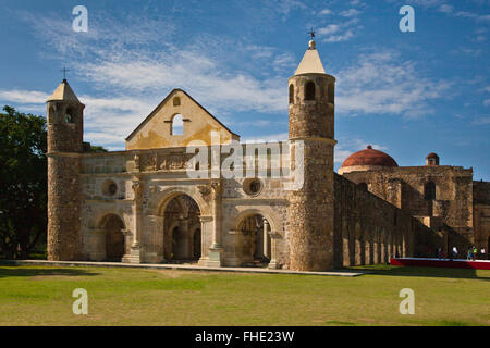 Das Kloster aus dem 16. Jahrhundert und die Basilika von CUILAPAN wurde das ehemalige Kloster von Santiago Apostol - CUILAPAN DE GUERRERO, Mexiko-ne Stockfoto