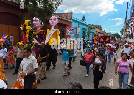 Riesige Papier Papiermache Stelzenläufer in einer Parade im Juli GUELAGUETZA FESTIVAL - OAXACA, Mexiko Stockfoto