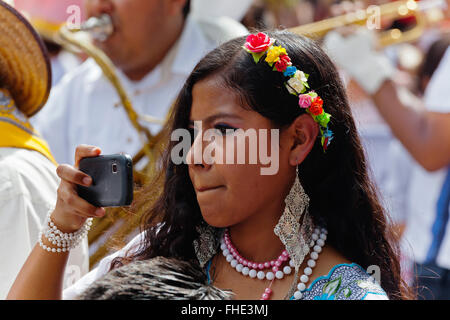 Eine Mexikanerin nimmt ein Bild in einer Parade im Juli GUELAGUETZA FESTIVAL - OAXACA, Mexiko Stockfoto