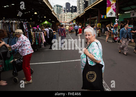 Melbourne strömen in der berühmten Queen Victoria Night Market, jeden Mittwoch Abend im Sommer in Melbourne statt. Stockfoto