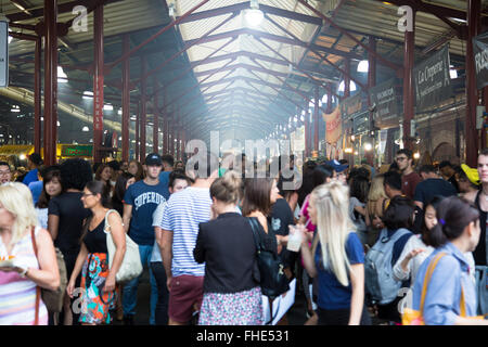 Melbourne strömen in der berühmten Queen Victoria Night Market, jeden Mittwoch Abend im Sommer in Melbourne statt. Stockfoto