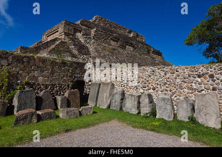 ZAPOTEKEN Stelen des Königtums vor die Gebäude von THE DANCERS (Edificio de Los Danzantes) im GRAND PLAZA am MONTE ALBAN Stockfoto