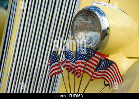 1936 Packard 120 b Cabriolimousine Detail mit amerikanischen Flaggen, St Paul Rodeo Parade, St. Paul, Oregon Stockfoto