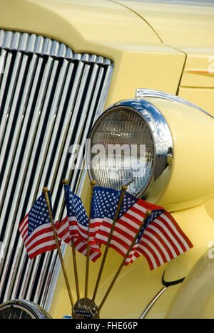 1936 Packard 120 b Cabriolimousine Detail mit amerikanischen Flaggen, St Paul Rodeo Parade, St. Paul, Oregon Stockfoto