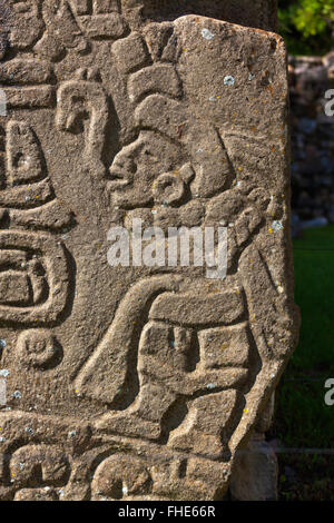 ZAPOTEKEN Stelen des Königtums vor die Gebäude von THE DANCERS (Edificio de Los Danzantes) im GRAND PLAZA am MONTE ALBAN Stockfoto