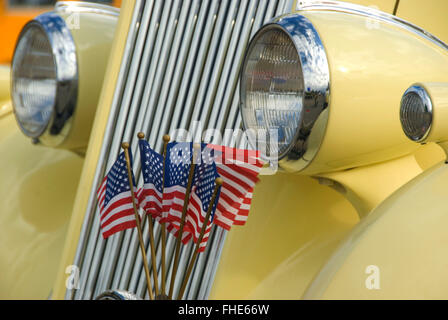 1936 Packard 120 b Cabriolimousine Detail mit amerikanischen Flaggen, St Paul Rodeo Parade, St. Paul, Oregon Stockfoto