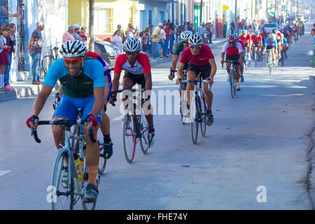Santa Clara, Kuba, 24. Februar 2016: Ciclistica Guantanamo zurück zu Kuba Havanna-Pinar del Rio, 300 m vor der Ziellinie Credit: Jose Velazquez/Alamy Live News Stockfoto