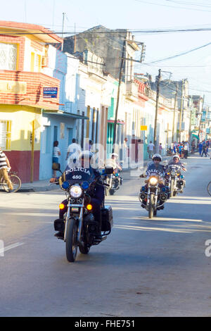 Santa Clara, Kuba, 24. Februar 2016: Kubanische Polizei die Straßen bis zum Eingang der Radfahrer für die Veranstaltung zurück Cilistico Guantanamo Kuba Havanna-Pinar del Rio Credit clearing: Jose Velazquez/Alamy Live News Stockfoto