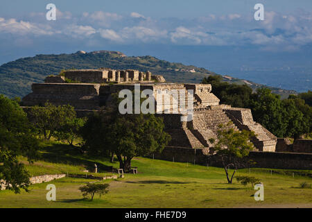 Systembau IV K ist ein Tempel in das GRAND PLAZA am MONTE ALBAN ZAPOTEKEN-Stadt, die zurückreicht bis 500 v. Chr. - OAXACA, Mexiko Stockfoto