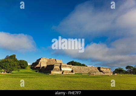 Systembau IV K ist ein Tempel in das GRAND PLAZA am MONTE ALBAN ZAPOTEKEN-Stadt, die zurückreicht bis 500 v. Chr. - OAXACA, Mexiko Stockfoto