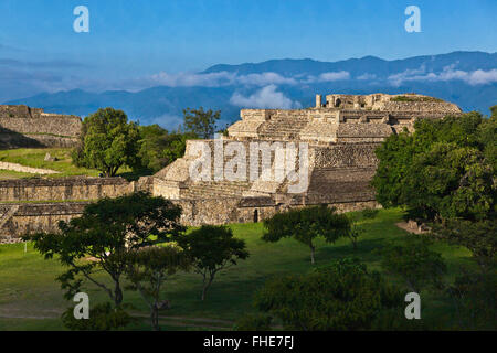 Systembau IV K ist ein Tempel in das GRAND PLAZA am MONTE ALBAN ZAPOTEKEN-Stadt, die zurückreicht bis 500 v. Chr. - OAXACA, Mexiko Stockfoto