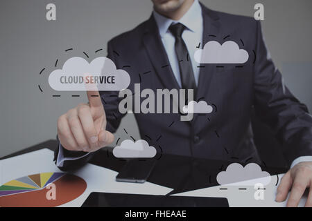 Menschliche Finger High-Tech glühende moderne Cloud Service Schnittstelle Touch Bildschirm-Taste drücken Stockfoto