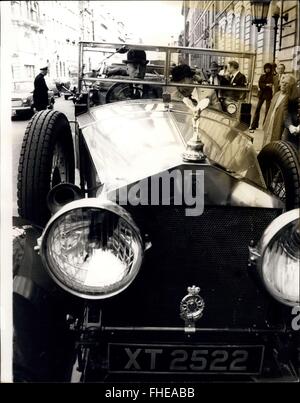 1974: Jahrgang Rolls Royce angetrieben von Lord Mountbatten durch London. Eines Großbritanniens historischen Autos, einem 1924 Rolls Royce "Silver Ghost'', trieb Lord Mountbatten von RAC-Hauptsitz in Pall Mall, Ford Showrooms in der Regent Street, wenn er die RAC 75. Jubiläums-Ausstellung, '' The Alter of the Motor Car'', heute eröffnet. Das Auto ist das erste vollständig optimierte Rolls-Royce jemals gebaut und wurde persönlich von Lord Mountbatten mit Hilfe der Marktschreier, die Trainer-Erbauer. Durch Änderungen an den Heizkörper Höhe und der Türlinie gab Lord Mountbatten den Rollen ein modernen Stockfoto