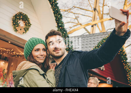 Paar, wobei ein Selbstporträt auf dem Weihnachtsmarkt Stockfoto