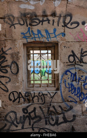 Graffiti bedeckt Wände im Barrio del Carmen, Spanien Stockfoto