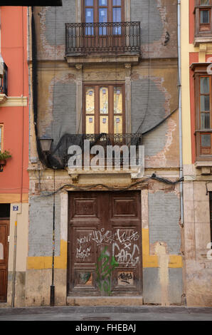 Graffiti bedeckt Wände im Barrio del Carmen, Spanien Stockfoto