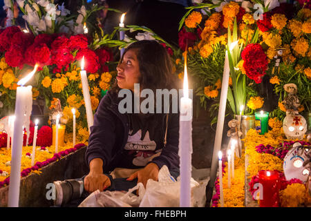 Unbekannte Frau auf dem Friedhof während der Tag der Toten in Oaxaca, Mexiko Stockfoto