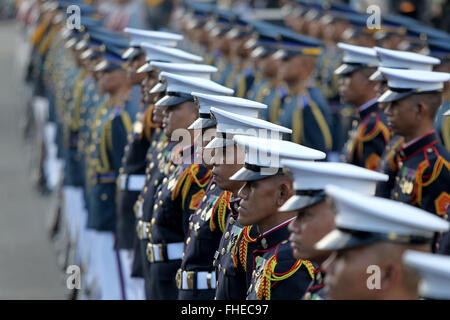 Quezon City, Philippinen. 25. Februar 2016. Ehrengarde beteiligen sich an den 30. Jahrestag des People Power Revolution in Quezon City, Philippinen, 25. Februar 2016. Filipinos am Donnerstag feierte den 30. Jahrestag des People Power Revolution, ein Ereignis, das die Diktatur des ehemaligen Präsidenten Ferdinand Marcos 1986 gestürzt. Bildnachweis: Rouelle Umali/Xinhua/Alamy Live-Nachrichten Stockfoto