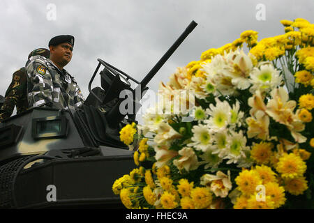 Quezon City, Philippinen. 25. Februar 2016. Soldaten auf einem Panzer teilnehmen an den 30. Jahrestag des People Power Revolution in Quezon City, Philippinen, 25. Februar 2016. Filipinos am Donnerstag feierte den 30. Jahrestag des People Power Revolution, ein Ereignis, das die Diktatur des ehemaligen Präsidenten Ferdinand Marcos 1986 gestürzt. Bildnachweis: Rouelle Umali/Xinhua/Alamy Live-Nachrichten Stockfoto