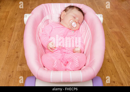 Baby Mädchen Neugeborene schlafen in der Wiege Stockfoto