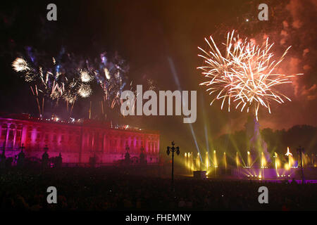 Feuerwerk vom Dach des Buckingham Palace während ein Display am Ende ein Rockkonzert Kaskadierung statt im Schlosspark, Königin Elizabeth II goldenes Jubiläum zu feiern. Feierlichkeiten fanden statt im Vereinigten Königreich mit dem Herzstück einer Parade und Feuerwerk am Buckingham Palace, London Wohnsitz der Königin. Queen Elizabeth bestieg den britischen Thron 1952 nach dem Tod ihres Vaters, König George VI. Stockfoto