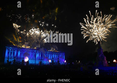 Feuerwerk vom Dach des Buckingham Palace während ein Display am Ende ein Rockkonzert Kaskadierung statt im Schlosspark, Königin Elizabeth II goldenes Jubiläum zu feiern. Feierlichkeiten fanden statt im Vereinigten Königreich mit dem Herzstück einer Parade und Feuerwerk am Buckingham Palace, London Wohnsitz der Königin. Queen Elizabeth bestieg den britischen Thron 1952 nach dem Tod ihres Vaters, König George VI. Stockfoto