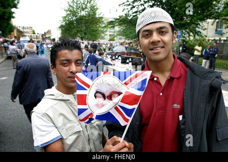 Zwei britische Asiaten in Jubilee Street in Stepney Green, Ostlondon auf ein Straßenfest, Königin Elizabeth II goldenes Jubiläum zu feiern. Feierlichkeiten fanden statt im Vereinigten Königreich mit dem Herzstück einer Parade und Feuerwerk am Buckingham Palace, London Wohnsitz der Königin. Queen Elizabeth bestieg den britischen Thron 1952 nach dem Tod ihres Vaters, König George VI. Stockfoto