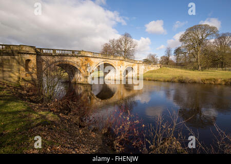 Chatsworth Park-Brücke über den Fluss Derwent in Derbyshire Stockfoto