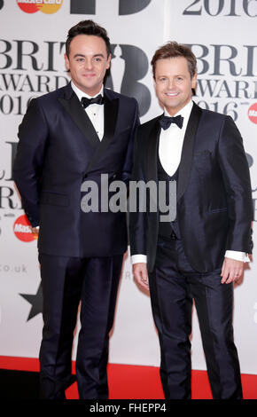 London, UK. 24. Februar 2016. Anthony McPartlin und Declan Donnelly kommen bei den BRIT Awards in der O2 Arena in London, England, am 24. Februar 2016. © Dpa picture-Alliance/Alamy Live News © Dpa picture-Alliance/Alamy Live News Bildnachweis: Dpa picture-Alliance/Alamy Live News Stockfoto