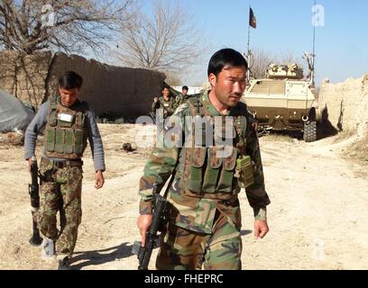 Helmand, Afghanistan. 24. Februar 2016. Afghanischen Sicherheit Kraft Mitglieder nehmen Teil an einer militärischen Operation in der Provinz Helmand, Afghanistan, 24. Februar 2016. Bildnachweis: Abdul Aziz Safdari/Xinhua/Alamy Live-Nachrichten Stockfoto