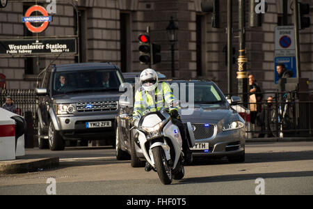 Polizei-Eskorte für die Minister der Regierung von 10 Downing Street in Parlament entlang Whitehall Reisen Stockfoto