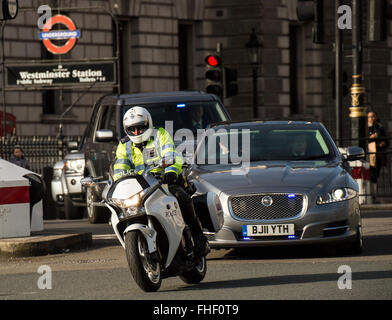 Polizei-Eskorte für die Minister der Regierung von 10 Downing Street in Parlament entlang Whitehall Reisen Stockfoto