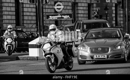 Polizei-Eskorte für die Minister der Regierung von 10 Downing Street in Parlament entlang Whitehall Reisen Stockfoto